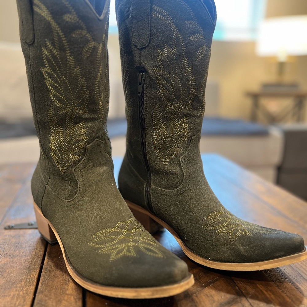 Women’s Size 9.5 Olive Green RedTop Western Boots
